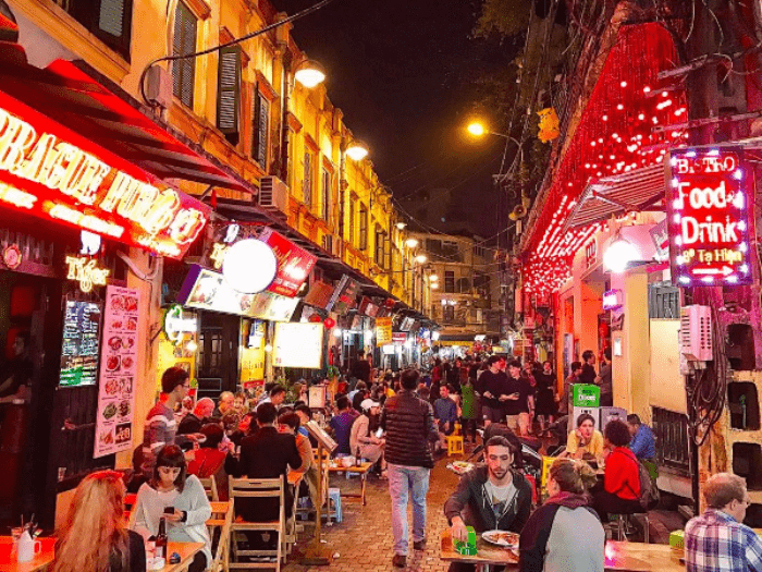 Khu phố độc đáo nhất Hà Nội - Tạ Hiển 