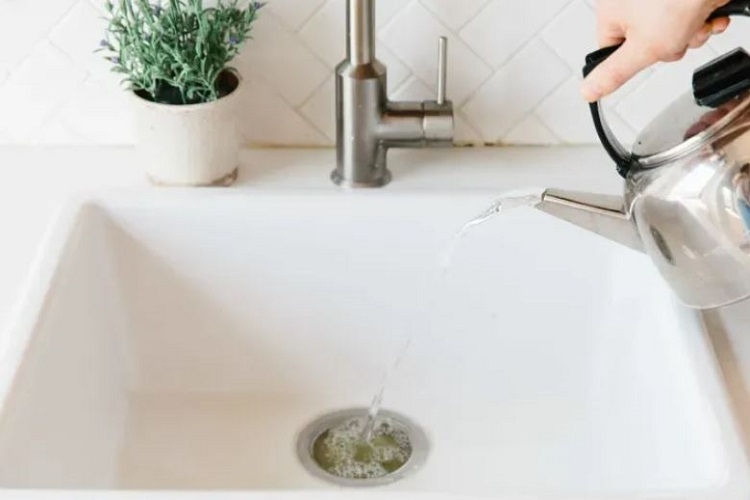 Cách thông bồn rửa mặt bị tắc bằng nước nóng