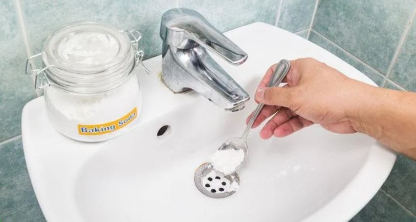 Thông bồn rửa mặt bằng baking soda