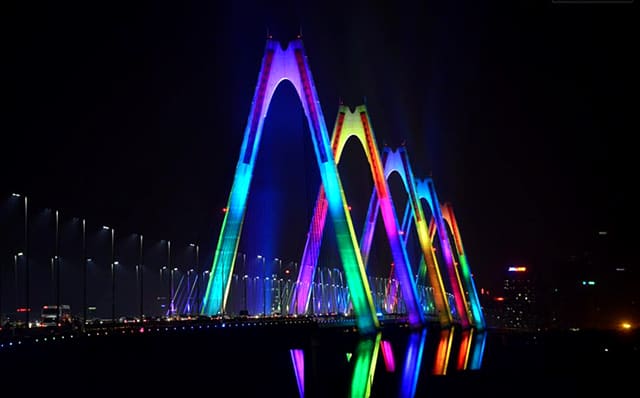 Vẻ đẹp tráng lệ của Cầu Nhật Tân về đêm