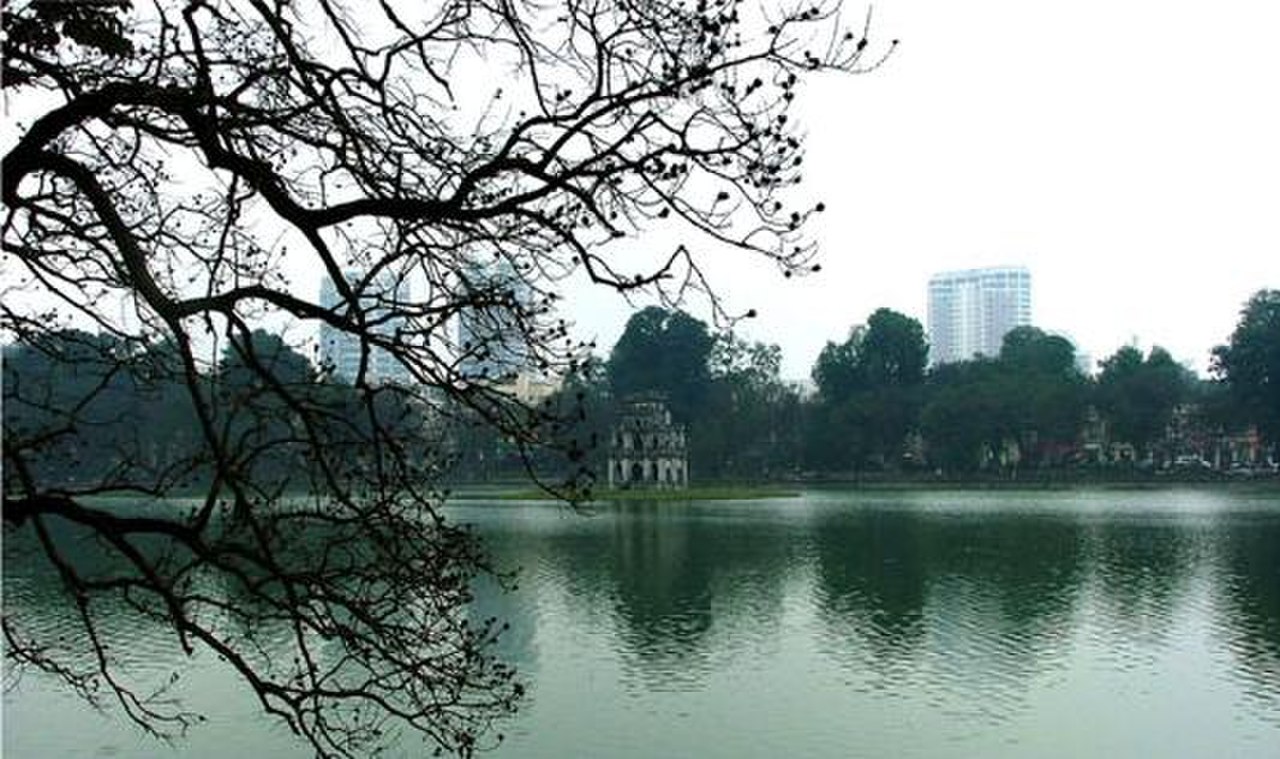 Hình ảnh Hồ Gươm cành cây đen mặt hồ xanh