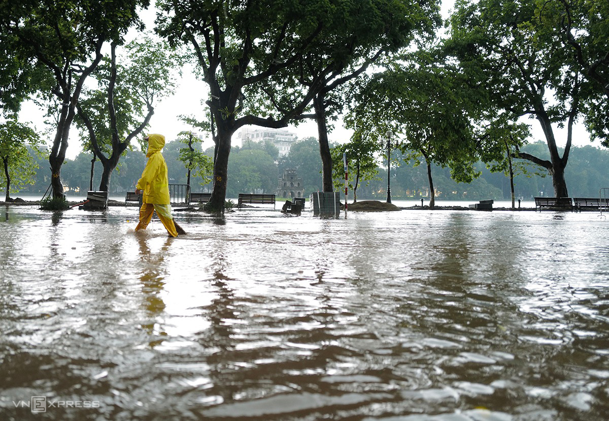 Hình ảnh Hồ Gươm ngày mưa gió