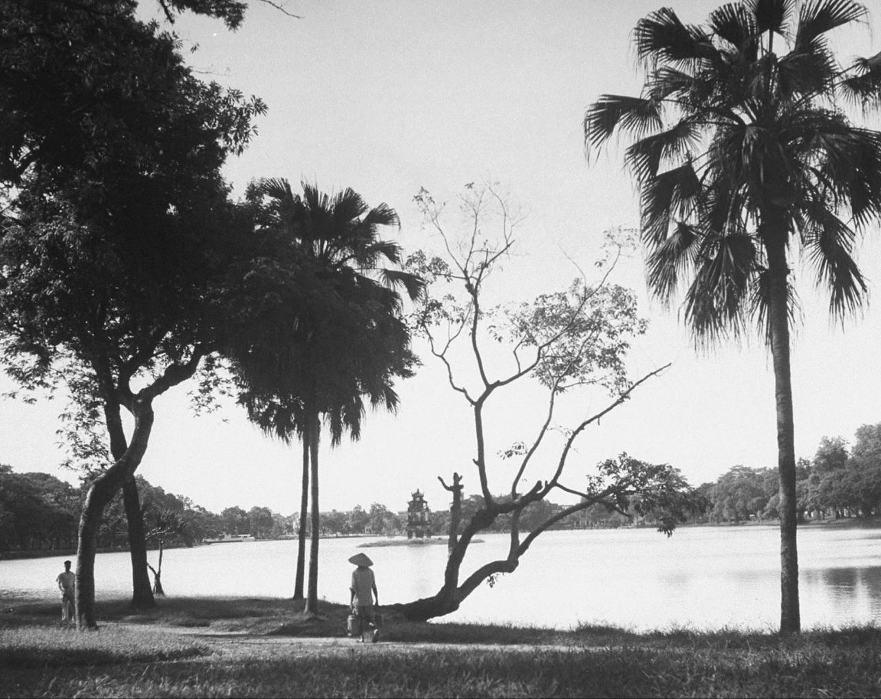 Hình ảnh Hồ Gươm xưa đen trắng