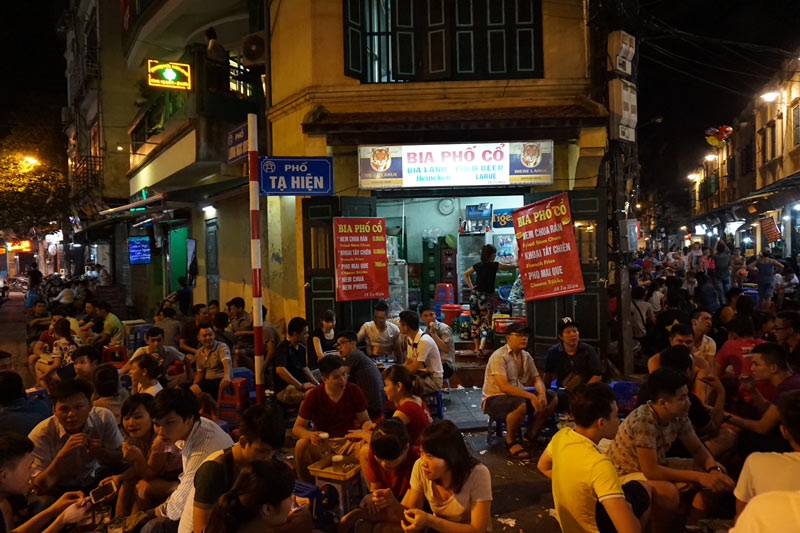Hình ảnh một góc phố cổ Hà Nội nhộn nhịp buổi tối