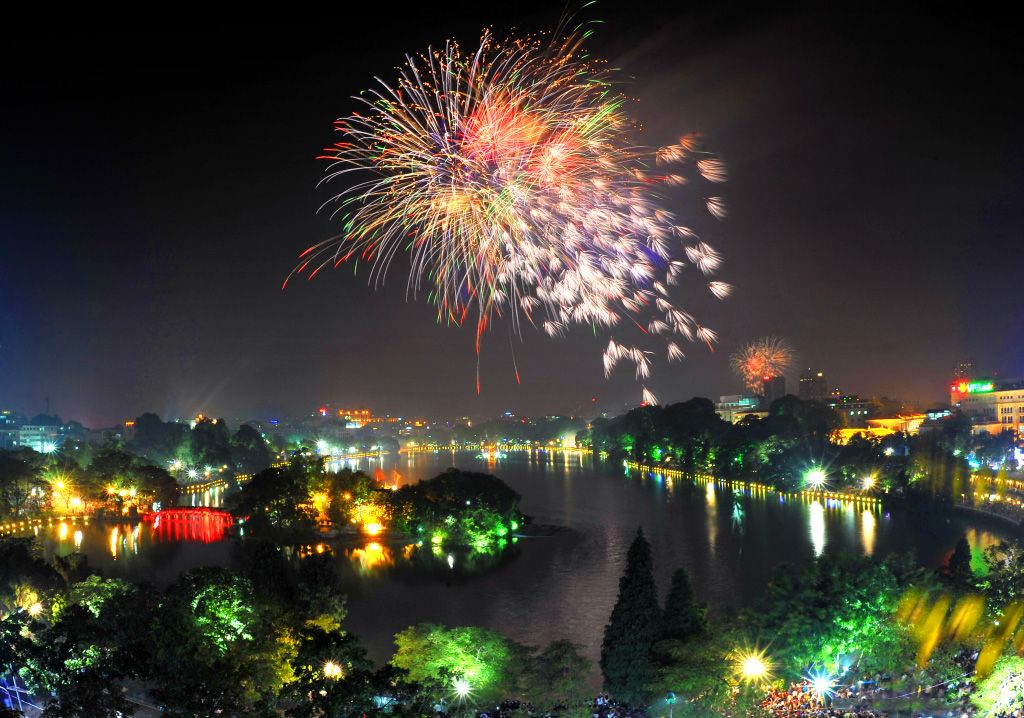 Hình ảnh pháo hoa trên Hồ Gươm-Hà Nội