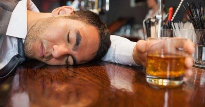 Nằm mơ thấy uống rượu là điềm lành hay dữ?