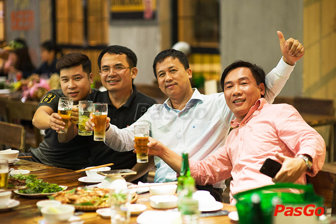 Nhâm nhi lon bia cùng bạn bè