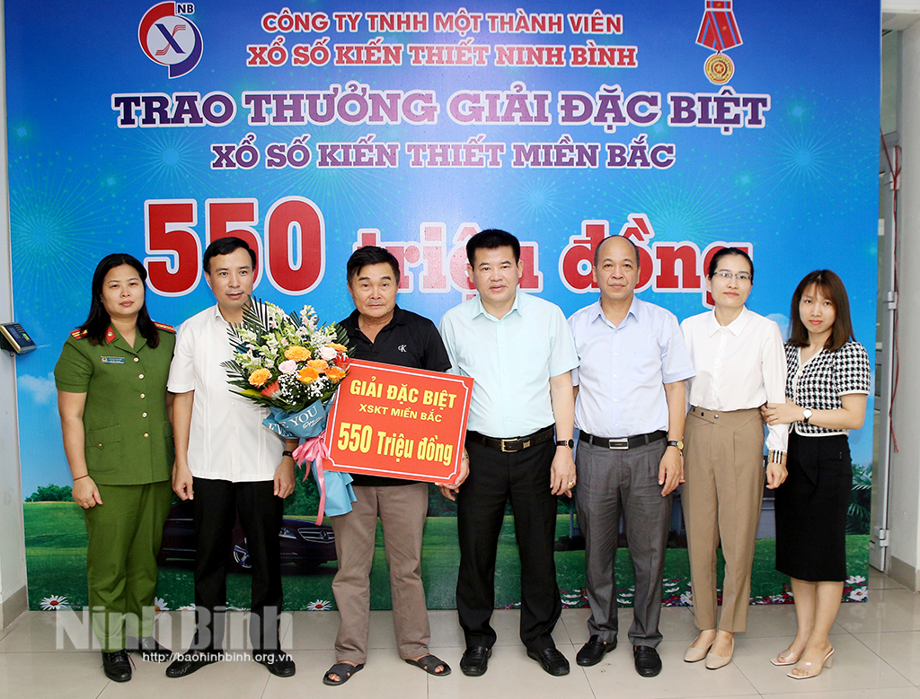Trao giải đặc biệt Xổ số kiến thiết miền Bắc trị giá 550 triệu đồng | baoninhbinh.org.vn